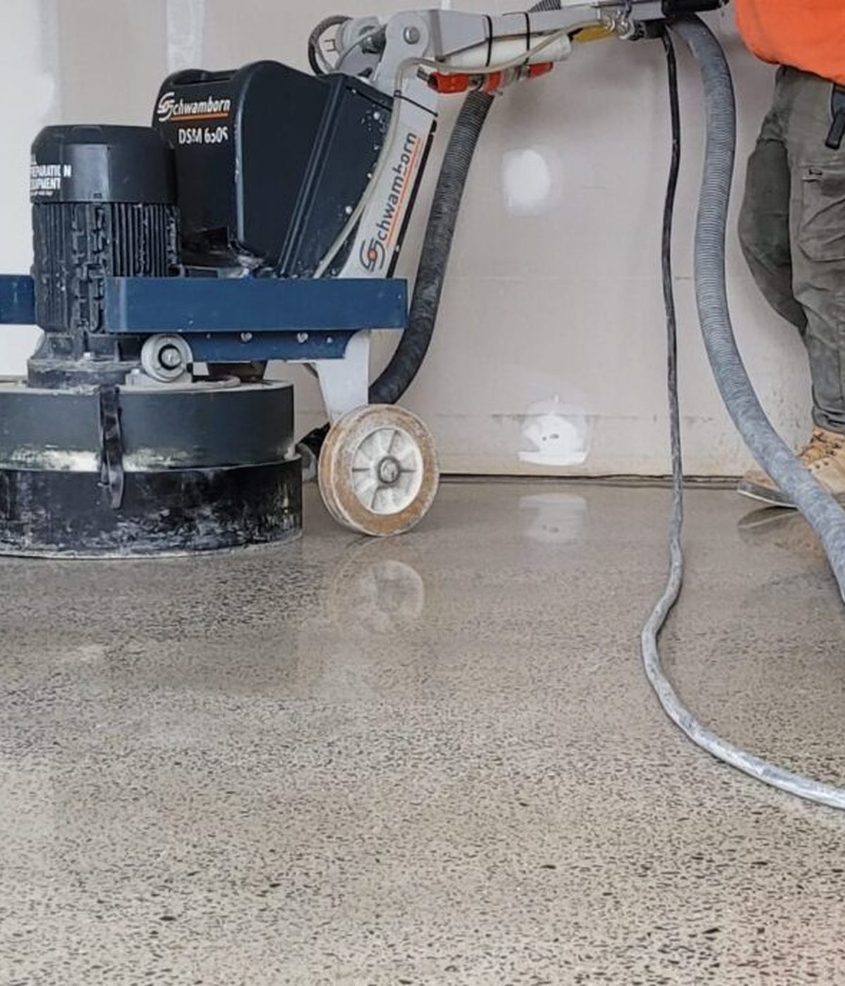 Technik pri brúsení betónovej podlahy s odsávaním