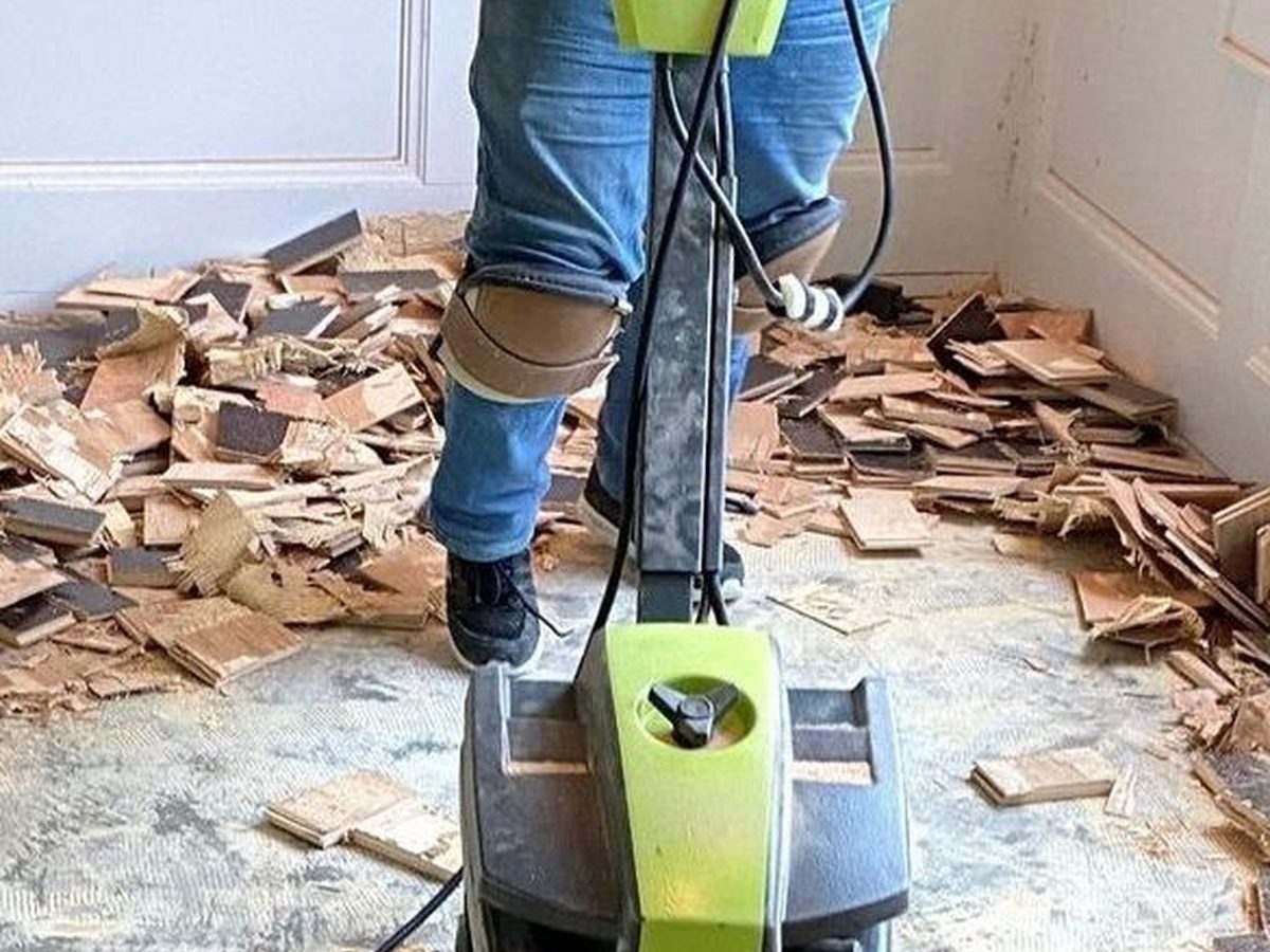 Demontáž starých parkiet strojom